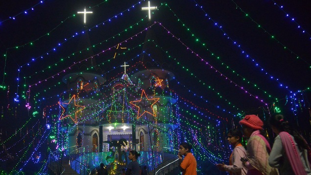 L'Église catholique Sainte-Marie d'Amritsar, en Inde, s'illumine de multiples couleurs pour la veille de Noël. L'Église catholique Sainte-Marie d'Amritsar, en Inde, s'illumine de multiples couleurs pour la veille de Noël.