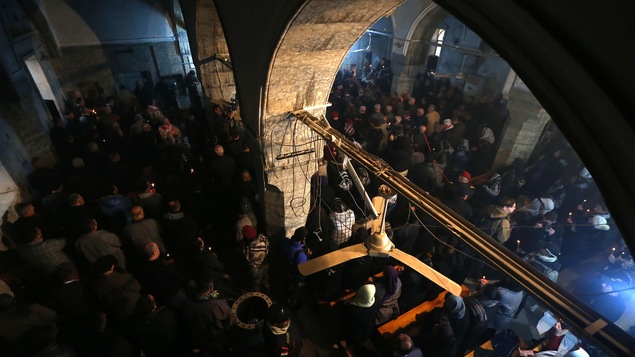 Des fidèles se réunissent pour célébrer leur première veille de Noël à l'église Mar Shimoni depuis la libération de la ville des djihadistes. Des fidèles se réunissent pour célébrer leur première veille de Noël à l'église Mar Shimoni depuis la libération de la ville des djihadistes.