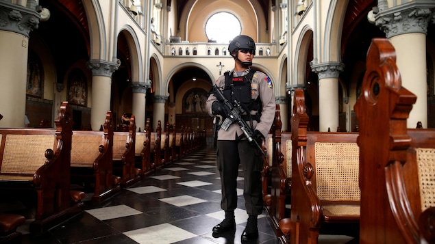 Un policier armé surveille l'intérieur d'une cathédrale de Jakarta à la veille des célébrations de Noël. Un policier armé surveille l'intérieur d'une cathédrale de Jakarta à la veille des célébrations de Noël.