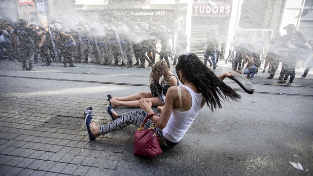 La police antiémeute se sert d’un canon à eau pour disperser des défenseurs des droits des LGBT avant un défilé de la fierté gaie à Istanbul, en Turquie, le 28 juin 2015.