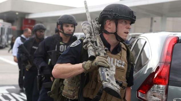 Les services policiers tentent de sécuriser les lieux à l'extérieur de l'aéroport international de Fort Lauderdale-Hollywood à la suite de la fusillade.