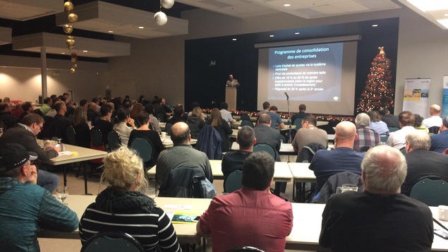 Salle avec participants. Quelque 150 Madelinots étaient présents au huitième Rendez-vous annuel des pêches et de la mariculture aux Îles-de-la-Madeleine