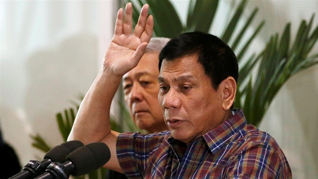 Rodrigo Duterte lève la main droite