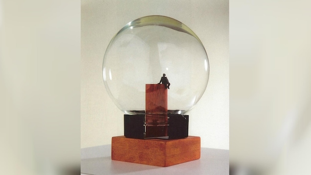 « Attente », une oeuvre de Lucien Turbide. Un petit personnage dans une bulle de verre.