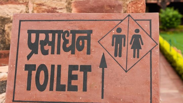 Une indication de toilettes en hindi et en anglais