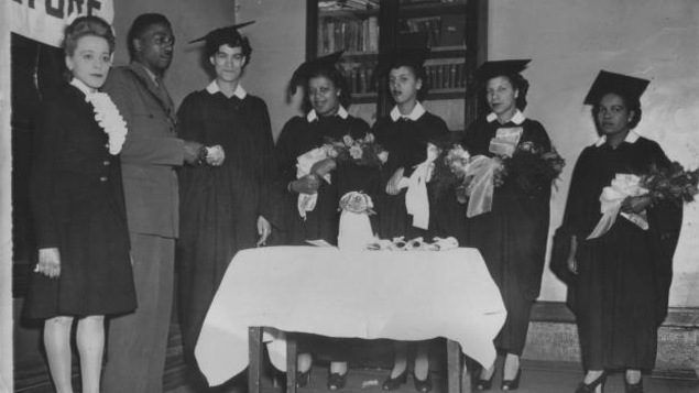 En 1945, Viola Desmond prononce un discours à la cérémonie de graduation de l'école d'esthétique qu'elle a fondée. 