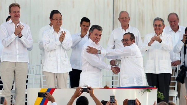 Juan Manuel Santos serre la main de Rodrigo Londono