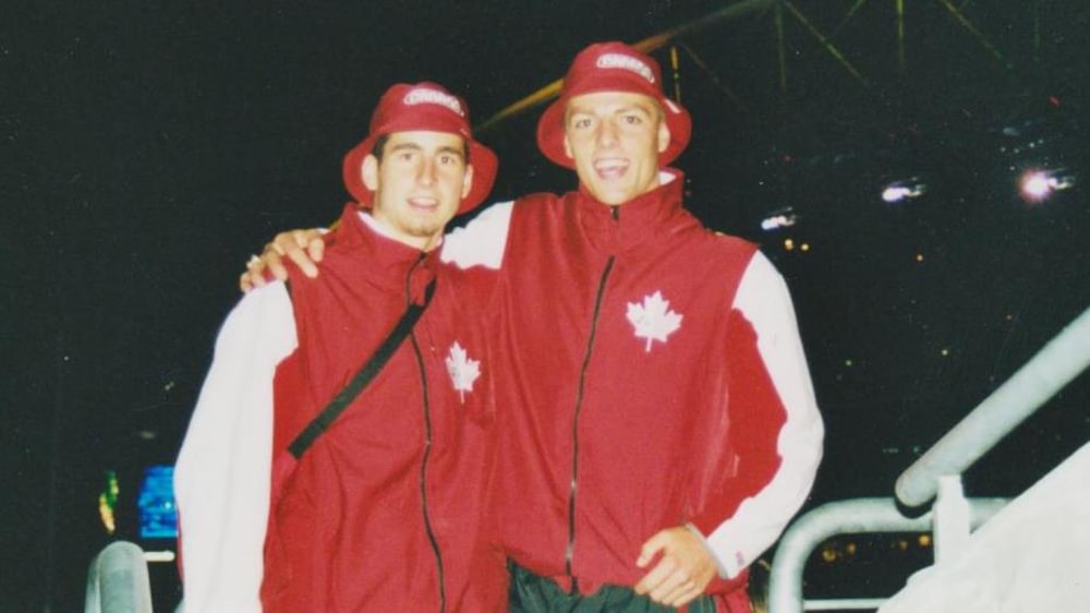 Benoît Huot (gauche) avec Philippe Gagnon lors de la cérémonie ouverture Jeux olympiques de Sydney