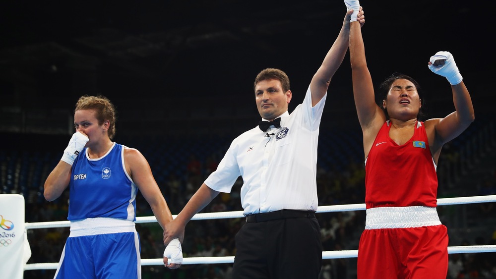 Ariane Fortin (à gauche), battue par la Kazakhe Dariga Shakimova (à droite) aux Jeux olympiques de Rio