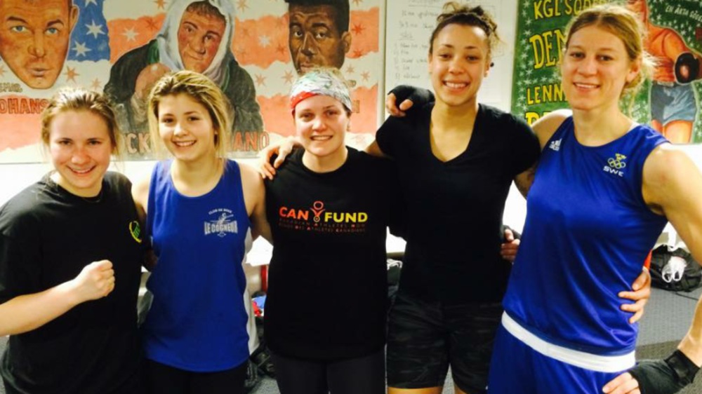 De gauche à droite : Marie-Jeanne Parent (64 kg), Stéphanie Thibault (57 kg), Ariane Fortin (75 kg), Tamara Thibault (75 kg) et Anna Laurell (75 kg). (Courtoisie: Ariane Fortin)