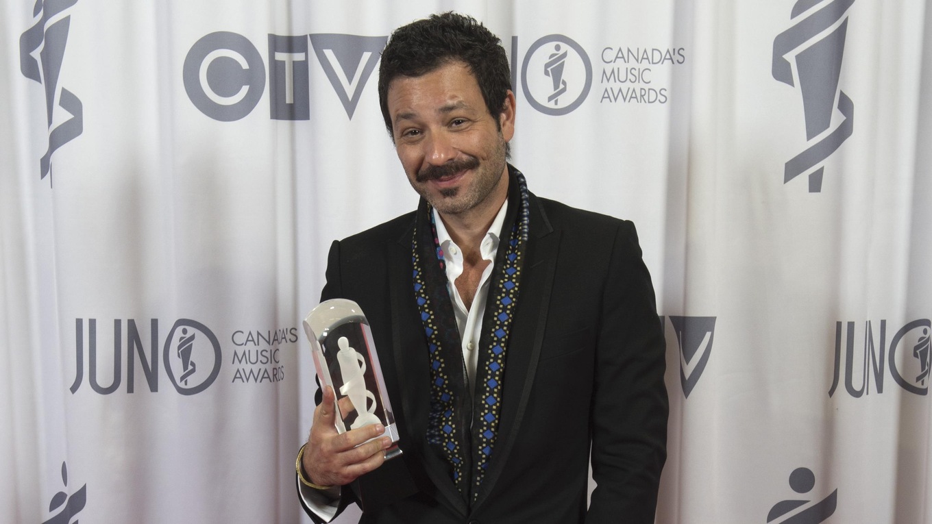 Adam Cohen receives the artist of the year award for his late father, Leonard Cohen, at the 2017 Junos.