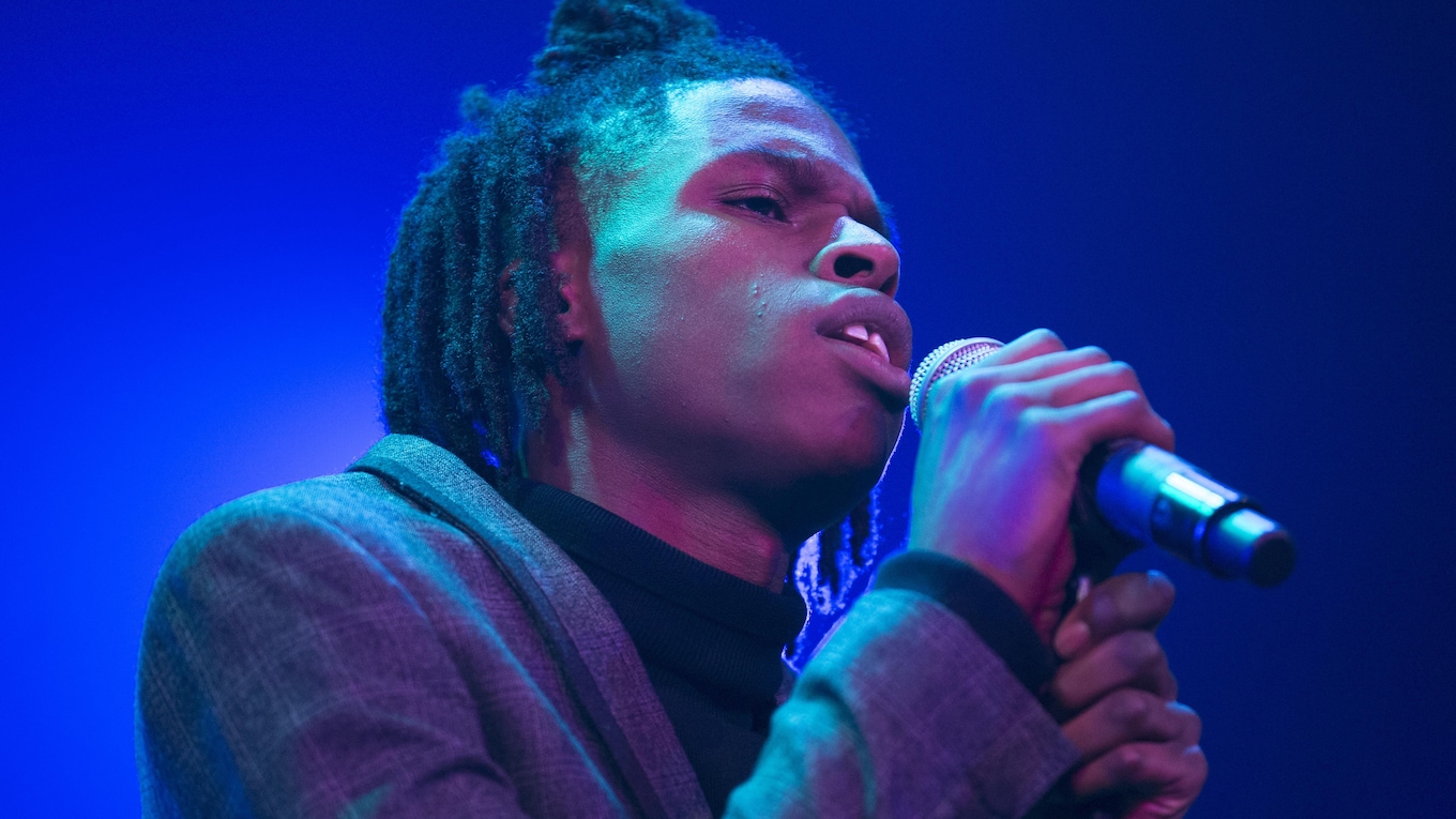 Daniel Caesar performs his song "Get You" at the 2017 Junos gala.