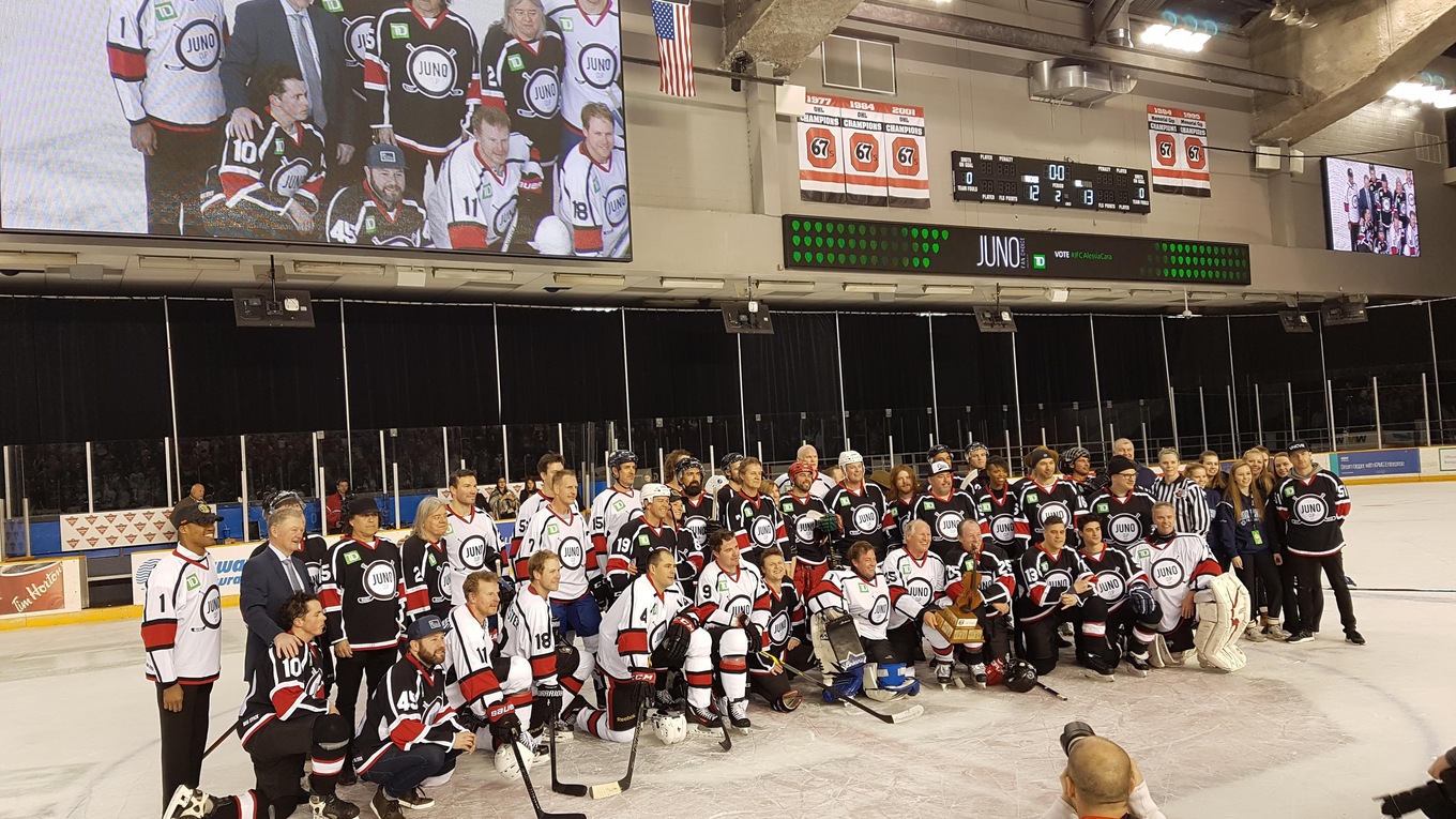 All teams unite on the ice for the 2017 Juno Cup.