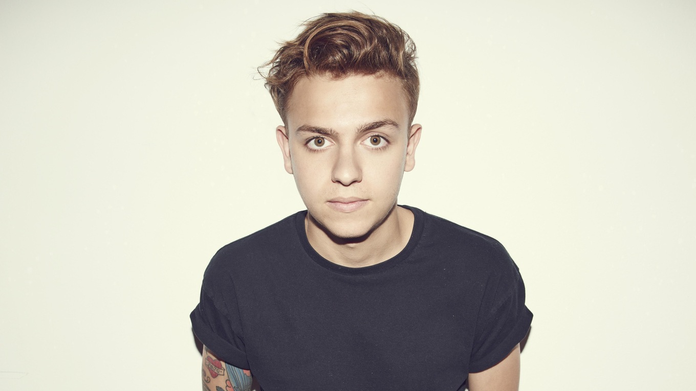 Scott Helman is back to number 1 with 'That Sweater.'