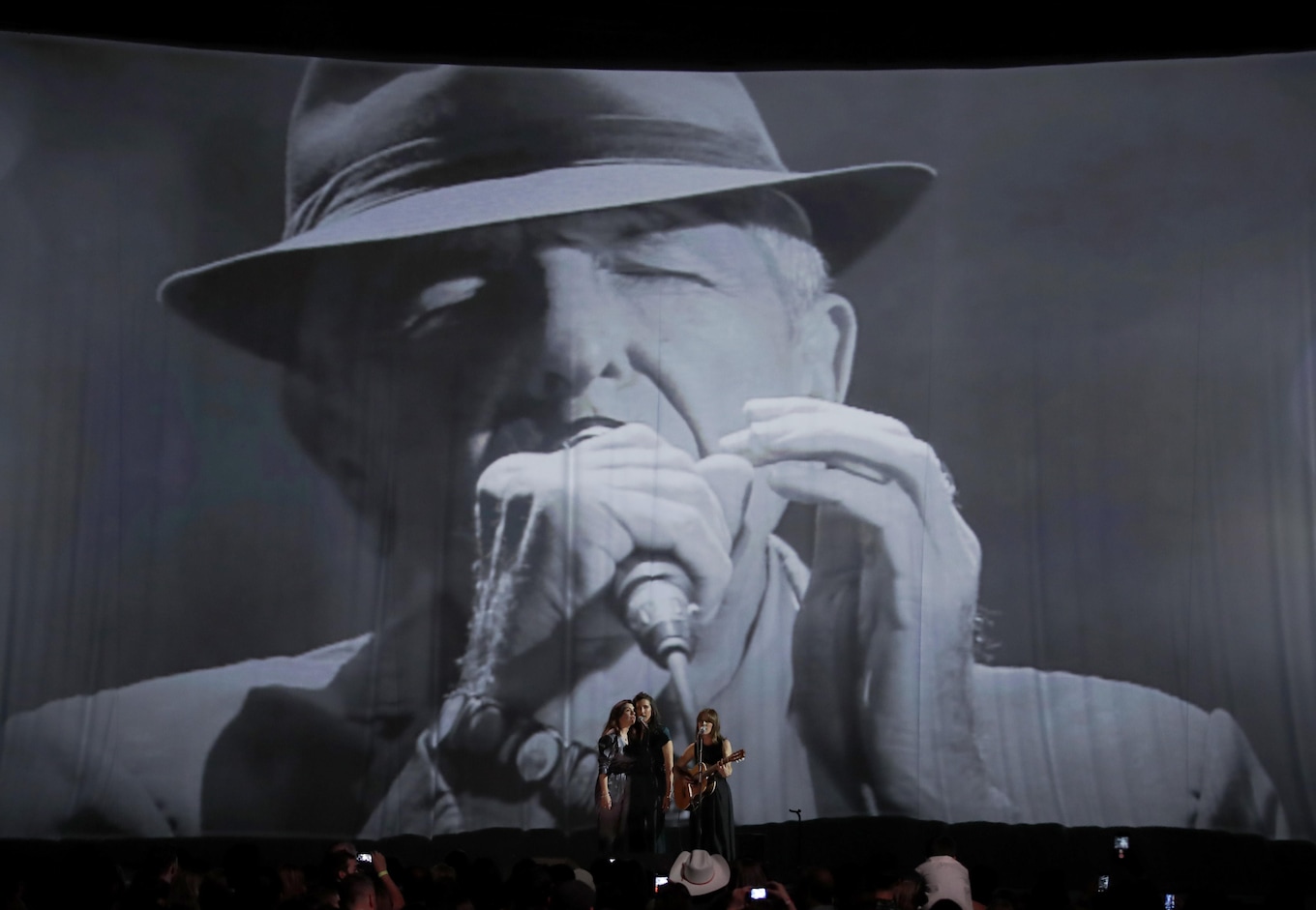 Feist performs a tribute to Leonard Cohen at the 2017 Junos.