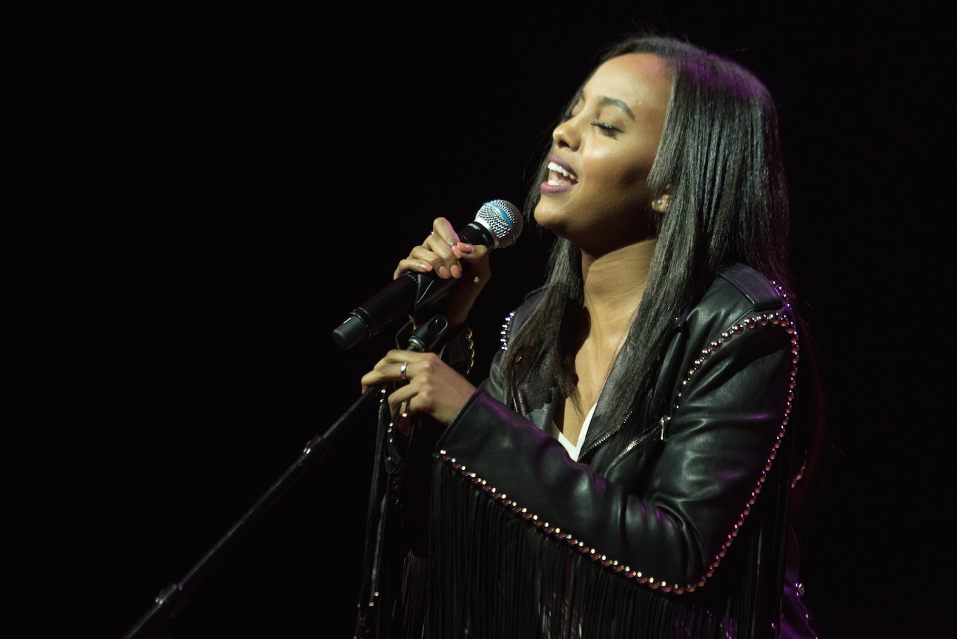 Ruth B covers 'Heart of Gold' at the Canadian Songwriters Hall of Fame gala.