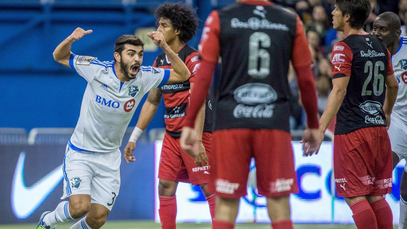 Victor Cabrera lève les bras au ciel après un but lors du match aller entre l'Impact de Montréal et Alajuelense en mars 2015.