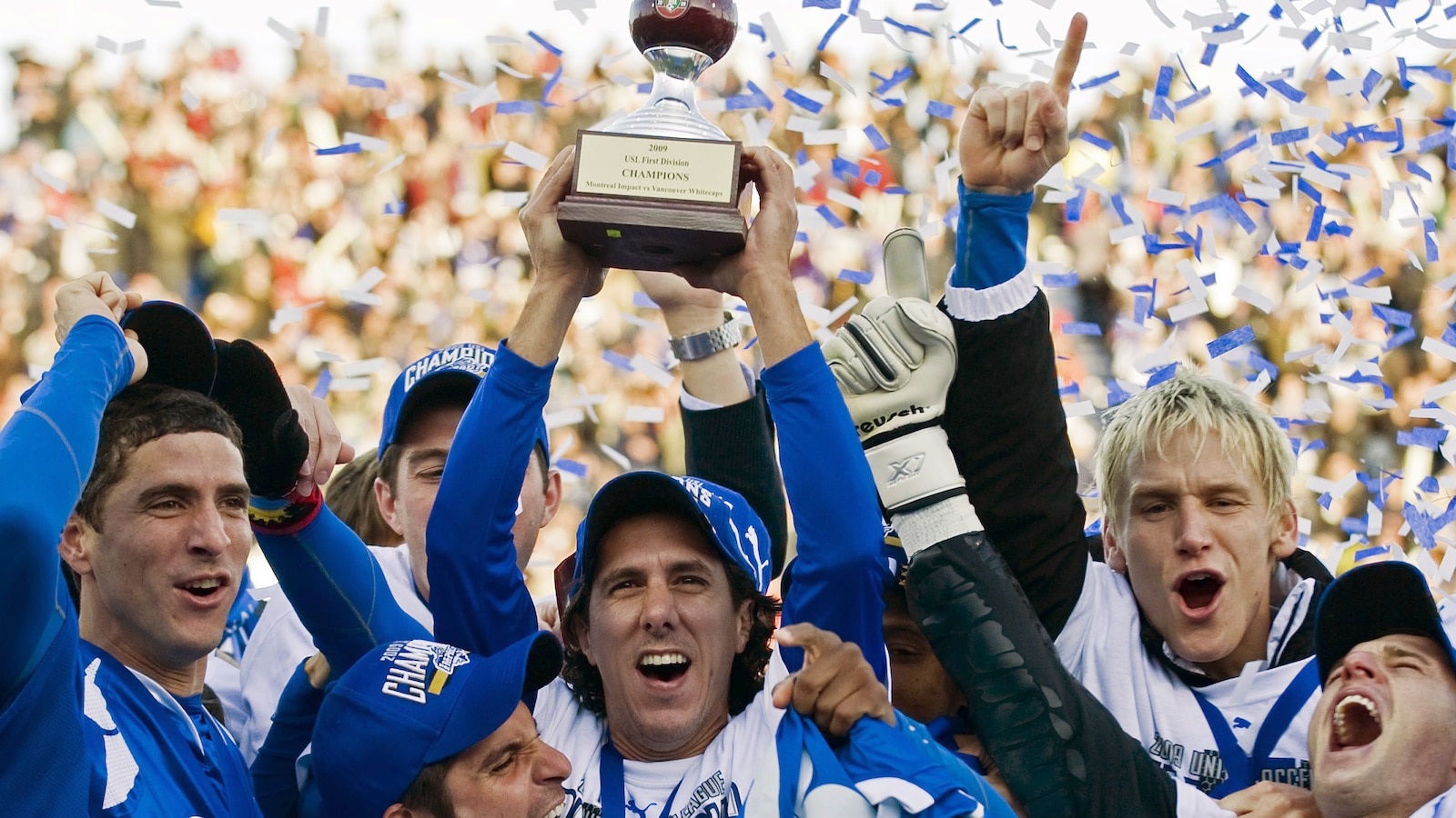 Mauro Biello, capitaine de l'Impact de Montréal, soulève le trophée des champions de l'USL après une victoire contre les Whitecaps de Vancouver, le 17 octobre 2009, à Montréal.