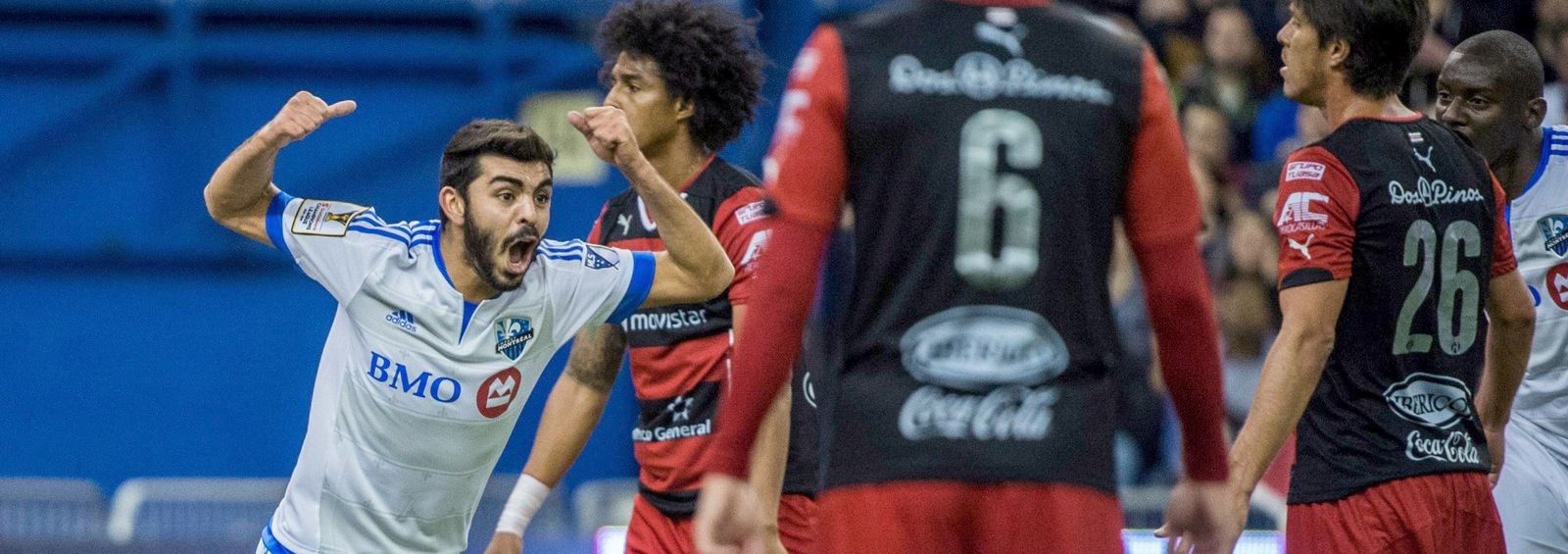 Victor Cabrera lève les bras au ciel après un but lors du match aller entre l'Impact de Montréal et Alajuelense en mars 2015.