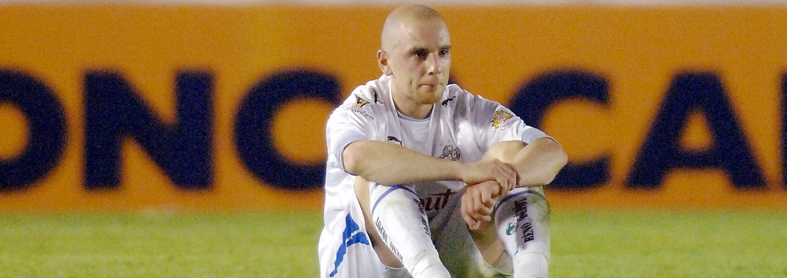 Sandro Grande, de l'Impact de Montréal, reste sur le terrain du stade Corona, au Mexique, après la défaite de son équipe contre Santos Laguna en Ligue des champions en 2009.