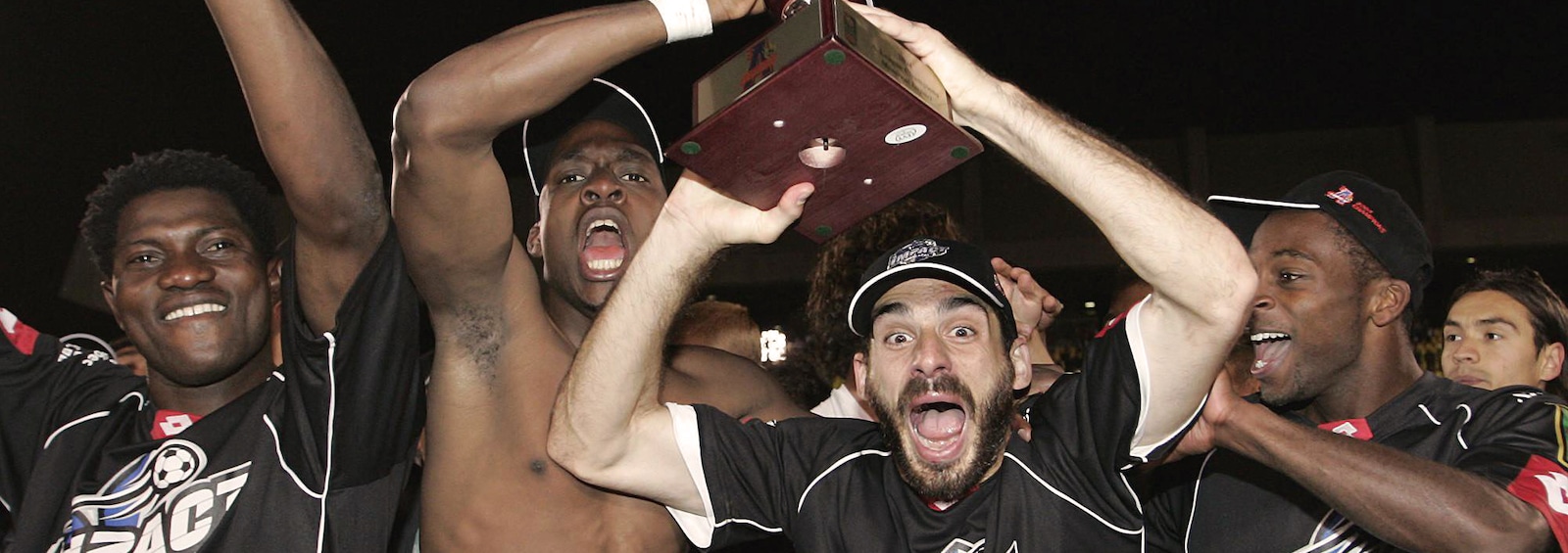 Maudrio Vincello (6) célèbre avec ses coéquipiers de l'Impact la conquête du championnat de l’A-League, le 18 septembre 2004, après une victoire contre les Sounders de Seattle.