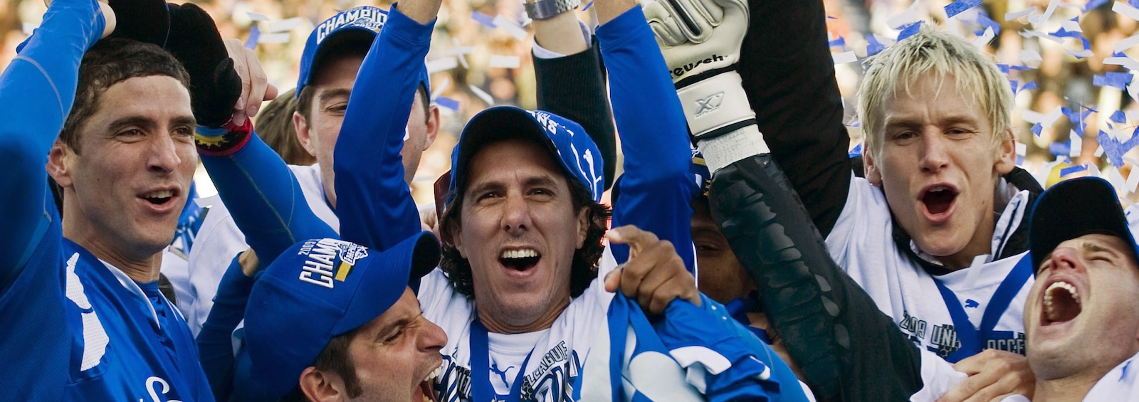 Mauro Biello, capitaine de l'Impact de Montréal, soulève le trophée des champions de l'USL après une victoire contre les Whitecaps de Vancouver, le 17 octobre 2009, à Montréal.