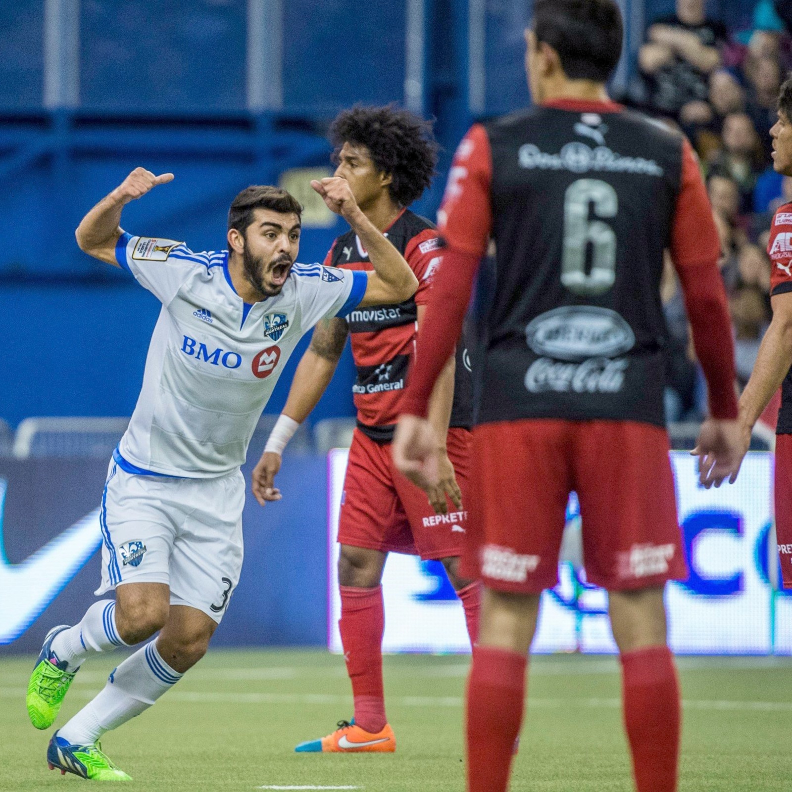 Victor Cabrera lève les bras au ciel après un but lors du match aller entre l'Impact de Montréal et Alajuelense en mars 2015.