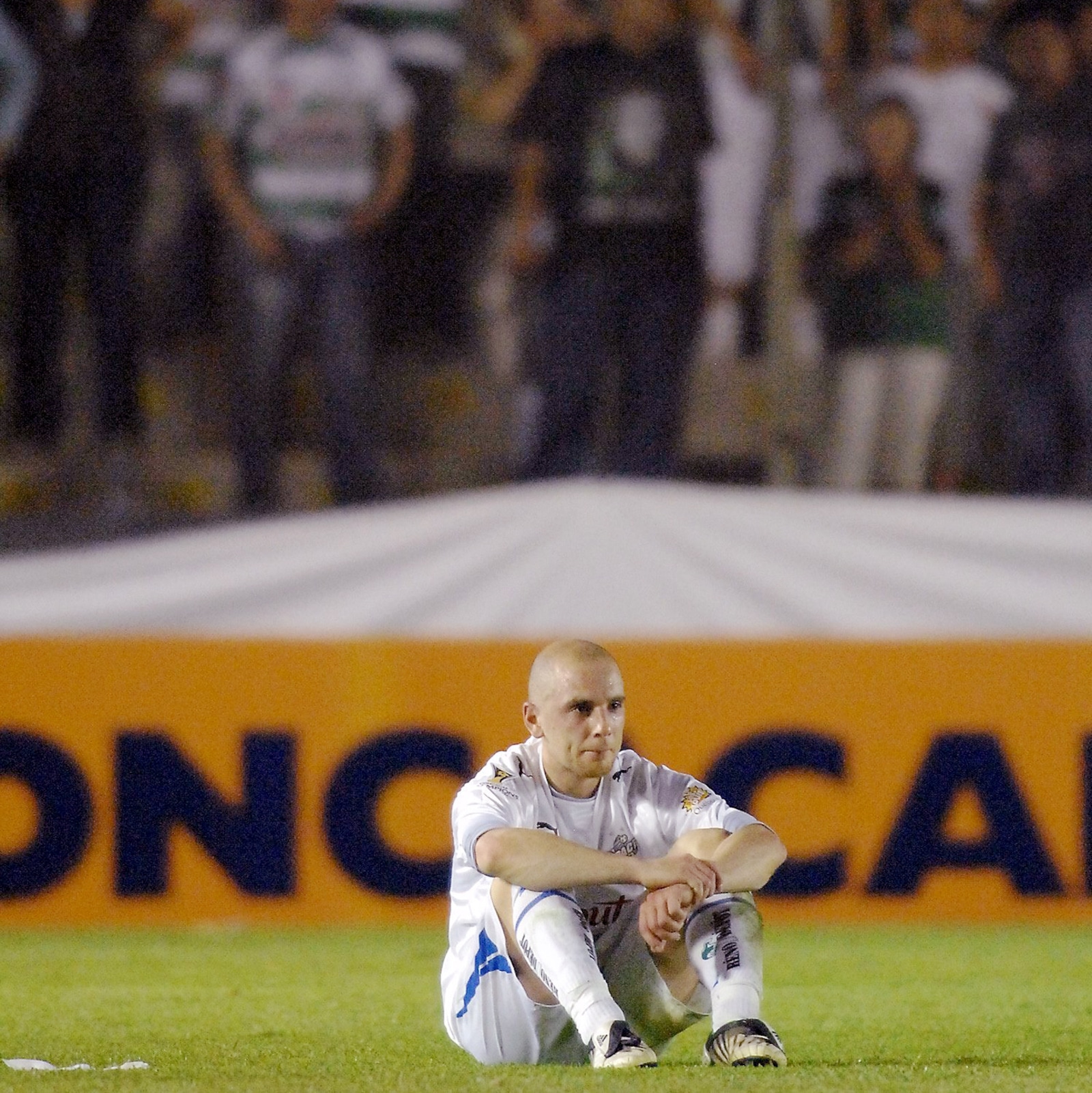 Sandro Grande, de l'Impact de Montréal, reste sur le terrain du stade Corona, au Mexique, après la défaite de son équipe contre Santos Laguna en Ligue des champions en 2009.