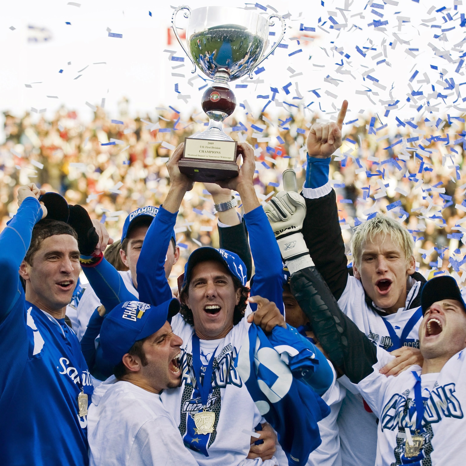 Mauro Biello, capitaine de l'Impact de Montréal, soulève le trophée des champions de l'USL après une victoire contre les Whitecaps de Vancouver, le 17 octobre 2009, à Montréal.