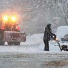 Un homme pousse une souffleuse à neige