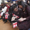 Une famille obtient la citoyenneté canadienne lors d'une cérémonie officielle. 