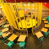 Des tables et chaises colorées dans un café. 