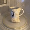 Un gâteau à la vanille déborde d'une tasse. 