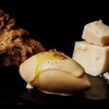 La crème glacée de la compagnie Cellato à côté d'une truffe et d'un morceau de parmesan. 