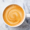 Un café au lait dans une tasse.
