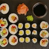 Un plateau avec plusieurs sushis.