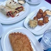 La devanture du restaurant Gourmet ÉH!-PÂTÉ et des plats qu'on peut y manger.