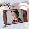 Une photo de Julianne Côté dans une télévision.