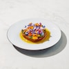 Un plat recouvert de fleurs comestibles.
