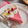 Une tarte aux canneberges et une part déjà coupée dans une assiette.