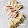 Sur un comptoir se trouvent trois sortes de sandwichs sans croûte végétaliens: aux pois chiches, aux lentilles rouges et au tofu magique.