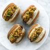 Des petits pains farcis végé dans une assiette.