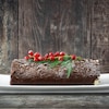 Un gâteau en bûche de Noël au chocolat.