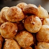 Un bol rempli de gougères cacio e pepe.