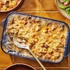 Un plat de gratin aux champignons et aux pomme de terre sur un comptoir.