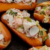 Plusieurs guédilles au homard et au pamplemousse dans une assiette.