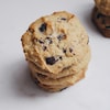 Un biscuit au chocolat sur un comptoir.