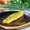 Une omelette roulée classique dans une assiette.
