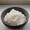 Un bol rempli de riz à sushi.