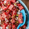 Une salade de melon d'eau et de feta épicée dans un bol.